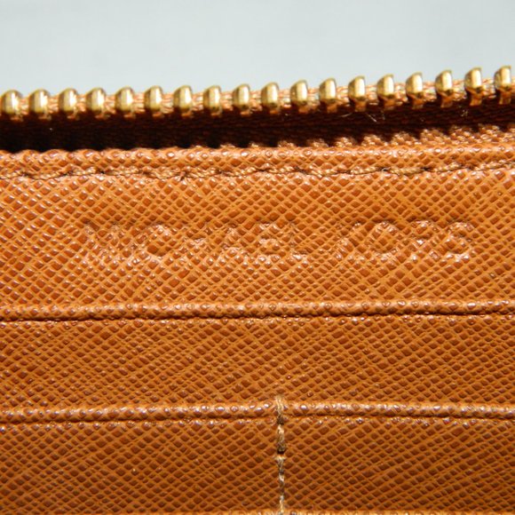 Michael Kors Hamilton Tote with Long Zip Wallet - Picture 15 of 16